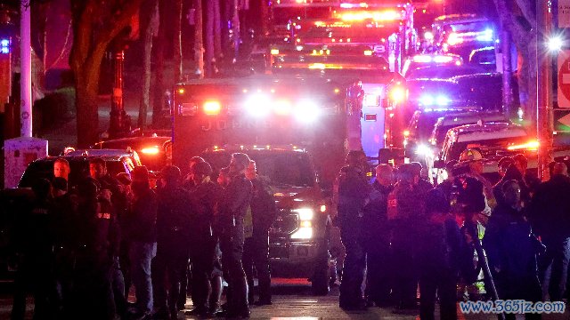 12月13日，在美国罗得岛州普罗维登斯，应急人员在发生枪击事件的布朗大学内工作。